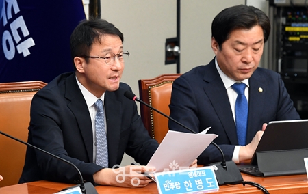 ▲한병도 원내대표(왼쪽)가 “시급한 설 민생대책과 소상공인·중소기업 지원, 부동산 후속대책 등 현안을 꼼꼼히 짚으며 합리적 대안을 제시하겠다”라고 밝히고 있다. Ⓒ영등포시대 
