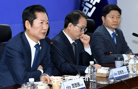 ▲정청래 민주당 대표(왼쪽)가 10일 국회에서 재선의원 간담회에 앞서 “지방선거 승리, 이재명 정부의 성공이라는 같은 목표를 향해서 어떠한 방안이 옳고 좋은지 조속한 시일 안에 결론을 내겠다”라고 조국혁신당과의 합당 방향과 과정에 대해 밝히고 있다. Ⓒ영등포시대