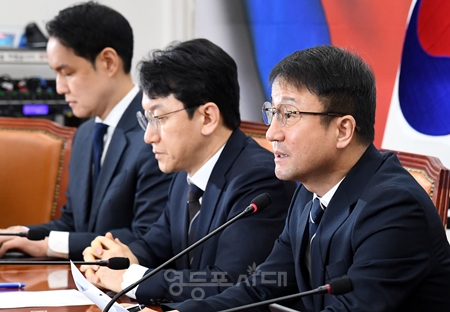 ▲한병도 민주당 원내대표(오른쪽)가 2월 10일 원내 대책회의 모두 발언에서 “‘민생경제 입법’ 추진에 속도를 내겠다”라고 밝히고 있다. Ⓒ영등포시대