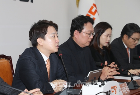 ▲이준석 개혁신당 대표가 12일 국회에서 열린 최고위원회의 모두 발어에서 “빈대를 잡으려다 초가삼간을 태워서는 안 된다. ‘재판소원법’은 폐기되어야 한다”라고 강조하고 있다. Ⓒ영등포시대