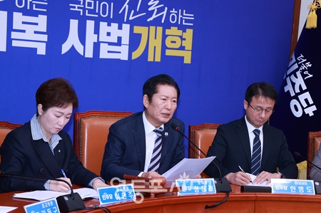 정청래 대표(가운데)가 2월 13일 국회에서 열린 최고위원회의 모두 발언에서 영수 회담 1시간 전에 불참을 통보한 국민의힘 장동혁 대표를 향해 “국민에 대한 무례다”라고 일갈하고 있다. Ⓒ영등포시대