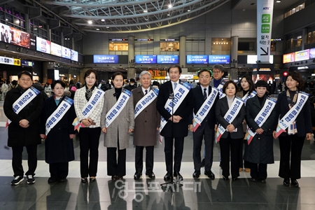 ▲조국혁신당 조국 대표가 13일 용산역을 방문해 설 연휴를 앞두고 귀성길에 오른 시민들에게 인사말을 하고 있다. Ⓒ영등포시대