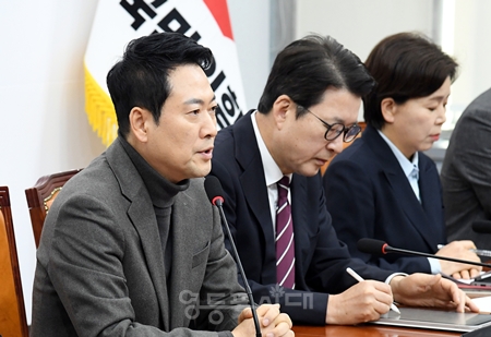 ▲장동혁 국민의힘 대표(왼쪽)가 2월 19일 국회에서 열린 최고위원회의 모두 발언에서 이재명 대통령의 부동산 정책과 대북 정책에 대해 강하게 비판하고 있다. Ⓒ영등포시대