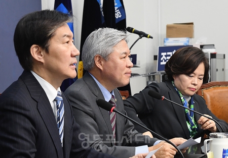 ▲조국 대표(왼쪽)가 2월 19일 국회에서 열린 최고위원회의 모두 발언에서 ‘청년 걸림돌 제로 정책’을 추진하겠다고 밝히고 있다. Ⓒ영등포시대 