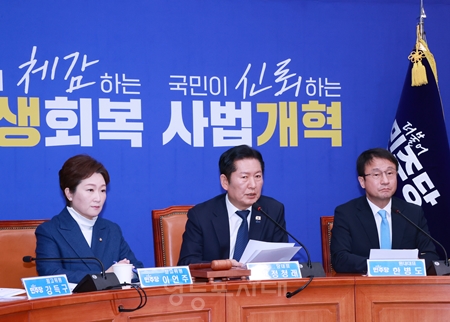 ▲정청래 민주당 대표(가운데)가 23일 국회에서 6·3지방선거의 압도적 승리를 강조하고 있다.Ⓒ영등포시대 