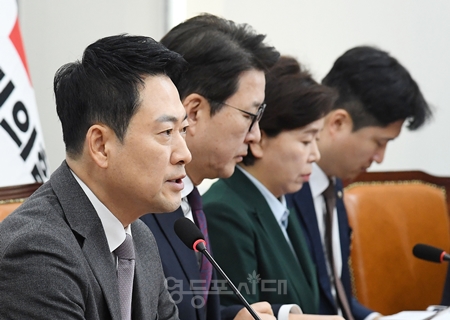 ▲장동혁 대표(왼쪽)가 23일 국회에서 열린 최고위원회의 모두 발언에 이재명 대통령의 SNS 정치와 민주당 공소취소 모임에 대해 강하게 비판하고 있다. Ⓒ영등포시대