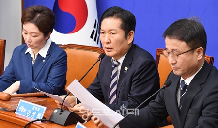 ▲정청래 대표(가운데)가 국회 본회의를 통과한 사법개혁 3대 입법에 대해 이재명 대통령에게 재의요구권 행사를 촉구한 국민의힘을 강하게 비판하고 있다. Ⓒ영등포시대