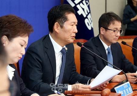 ▲정청래 대표(왼쪽에서 두 번째)가 3월 16일 국회에서 열린 최고위원회의 모두 발언에서 추경의 필요성을 강조하고 있다. Ⓒ영등포시대