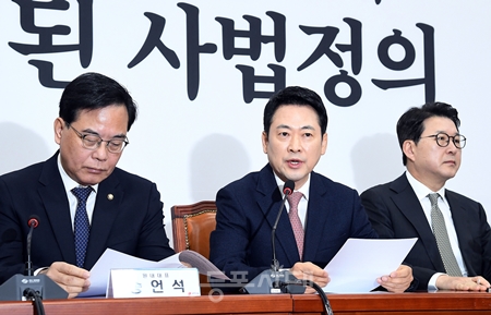 ▲장동혁 대(가운데)가 3월 16일 국회에서 열린 최고위원회의 모두 발언에서 최근 국회 본회의 문턱을 넘은 재판소원·법왜곡죄 등을 언급하고 “그야말로 ‘무법 독재의 시대’가 열렸다”라고 강하게 비판하고 있다.Ⓒ영등포시대