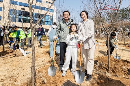 지난해 식목일 나무심기 행사에 참여한 최호권 영등포 구청장(@영등포구)