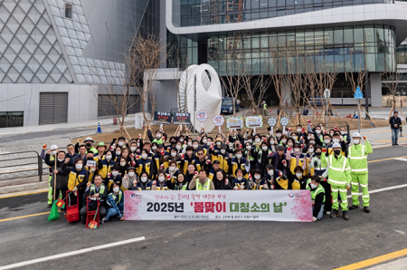 2025년 봄맞이 대청소에 참여한 시민들(@서울시)