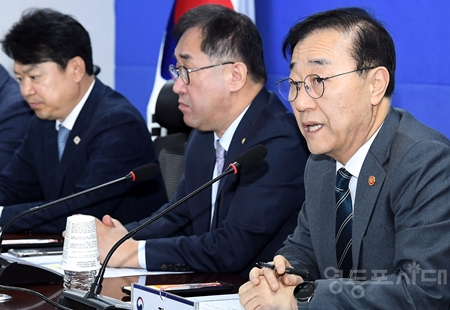 ▲김윤덕 국토교통부 장관(오른쪽)이 인사말을 하고 있다. Ⓒ영등포시대