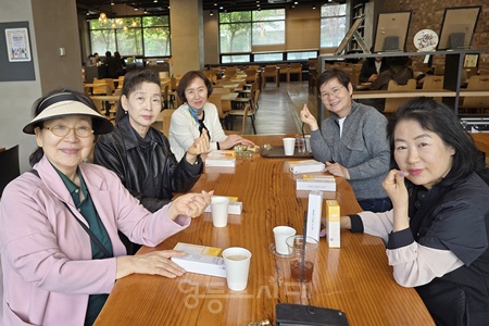 ▲영등포시대 공감기자 기동취재단이 4월 30일 정모 후 포즈를 취하고 있다.ⓒ영등포시대