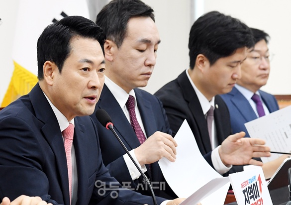 ▲장동혁 국민의힘 대표가 14일 국회에서 열린 최고위원회의 모두 발언에서 “지지율 얻고, 표를 사기 위해 돈을 뿌린다”라고 주장하고 있다. ⓒ영등포시대