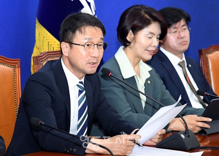 ▲한병도 원내대표(왼쪽)가 5월 19일 국회에서 열린 원내대책회의에서 국민의힘에 “후반기 의장단 선출에 협조할 것”을 촉구하고 있다. ⓒ