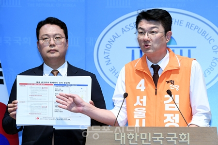 ▲김정철 개혁신당 서울시장 후보(오른쪽)가 천하람 원내대표와 함께 6월 1일 국회 소통관에서 기자회견을 열고 정원오 민주당 서울시장 후보의 성동구청장 재직시 있었던 임 모 씨에 대한 채용, 고속 승진에 대해 “매우 수상하고 불투명하다”라고 지적했다. ⓒ영등포시대