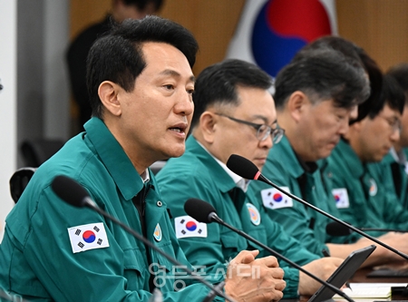 ▲오세훈 서울시장(왼쪽)이 4일(목) 오후 서울시청 기획상황실에서 열린 ‘여름철 대책 특별점검 회의’에서 철저한 시민안전대책 가동을 지시하고 있다./서울시 