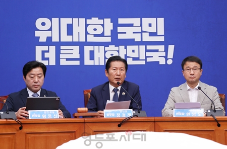 ▲정청래 대표(가운데)가 10일 국회에서 열린 최고위원회의 모두 발언에서 이재명 정부 1년에 대해 “대체불가 대통령의 비전을 확실하게 보여주었다”고라 평가하고 있다. ⓒ영등포시대