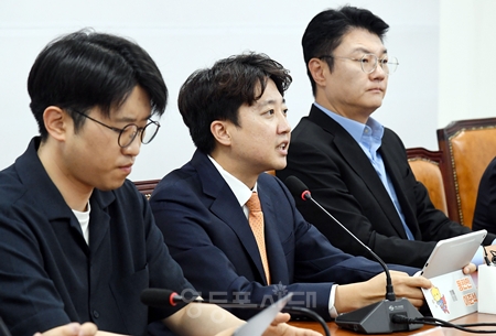▲이준석 대표가 6월 11일 국회에서 열린 최고위원회의 모두 발언에서 “개혁신당은 선관위 개혁기구에 젊은 세대의 추천 몫을 명문화하는 입법을 추진하겠다”고 밝히고 있다. ⓒ영등포시대