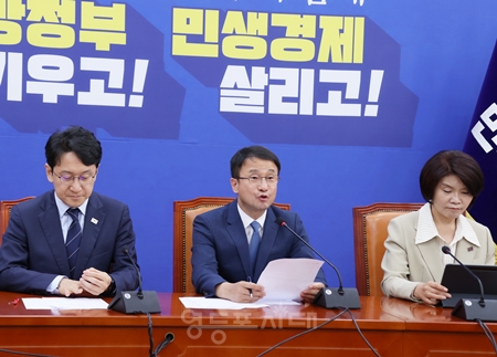 ▲한병도 민주당 원내대표(가운데)가 11일 국회에서 열린 정책조정회의 모두발언에서 “오늘 본회의에서 투표용지 부족 사태 국정조사 요구서가 보고될 예정”이라고 밝히고 있다.ⓒ영등포시대