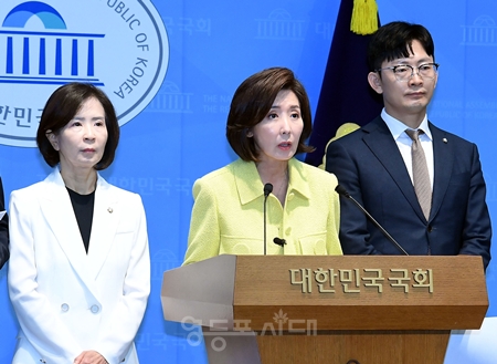 ▲나경원 의원과 국민의힘 소속 일부 의원들이 12일 국회 소통관에서 기자회견을 열고 “6·3 지방선거의 문제 있는 선거구는 반드시 재선거해야 한다”라고 밝히고 있다.ⓒ영등포시대 