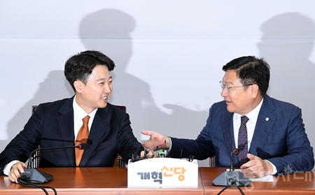 ▲이준석 개혁신당 대표(왼쪽)가 6월 15일 국회에서 정점식 국민의힘 신임 원내대표를 접견한 자리에서 “민주당의 일방주의 반복되지 않도록 강한 메시지 보내야 한다”라고 강조했다.