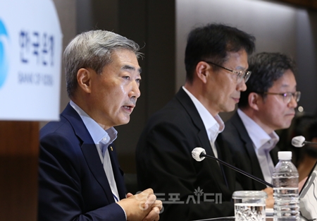 ▲신현송 한국은행 총재가 6월 17일 한국은행 본부에서 ‘물가안정 목표 운영 상황 점검’ 설명회를 열고 “올해 상반기 소비자물가 상승률이 목표 수준인 2%를 웃돌았다”라고 밝히고 있다. ⓒ영등포시대