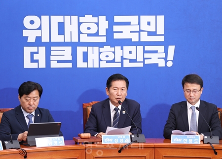 ▲정청래 대표(가운데)가 22일 국회에서 열린 최고위원회의 모두 발언에서 이재명 대통령의 유럽 순방 성과를 설명하며 “책임 있게 국정을 운영하겠다는 대통령의 의지를 느낄 수 있었다”라고 밝히고 있다. ⓒ영등포시대