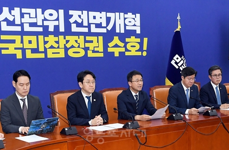 ▲한병도 민주당 당대표 직무대행 겸 원내대표(가운데)가 26일 국회에서 열린 정책조정회의 모두 발언에서 당대표 직무대행의 역할을 다짐하고 있다. ⓒ영등포시대