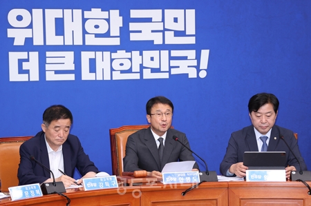 ▲한병도 민주당 대표 직무대행 겸 원내대표(가운데)가 “오늘 비상 의원총회를 열어 후반기 원 구성을 위한 본회의 준비에 돌입하겠다”라고 밝히고 있다. ⓒ영등포시대 