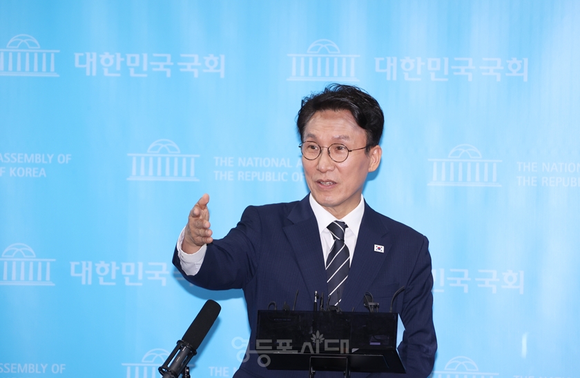 ▲김민석 전 국무총리가 기자회견을 마친 뒤 백브리핑에서 기자들의 질문에 답변하고 있다. ⓒ영등포시대