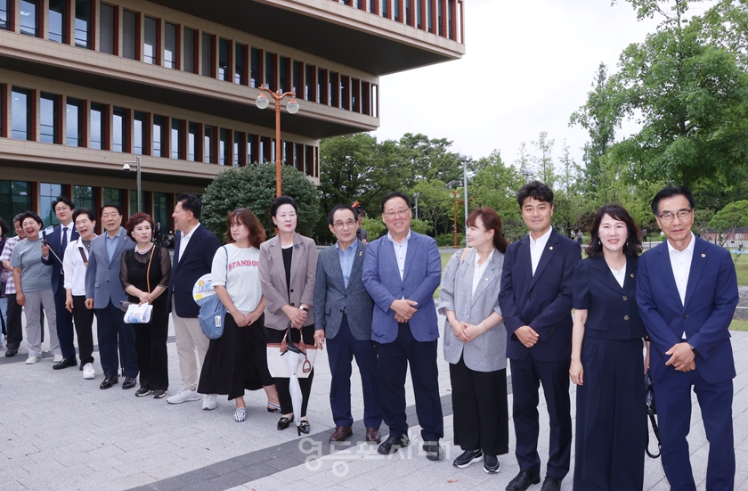▲영등포 갑·을 지역 정치인들과 김민석 전 국무총리 지지자들이 국회 소통관 앞에서 김 전 총리의 도착을 기다리고 있다. ⓒ영등포시대