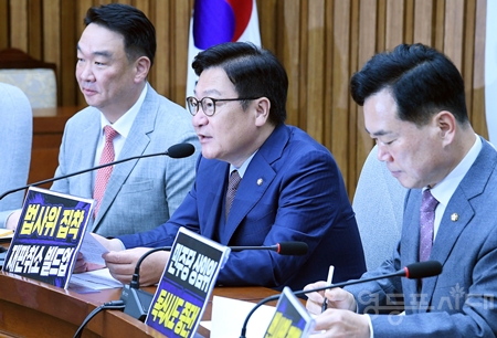 ▲정점식 원내대표(가운데)가 7일 국회에서 열린 원내대책회의 모두 발언에서 오늘부터 시행되는 일명 ‘일베폐쇄법’에 대해 “정부와 민주당이 국민의 목에 현대판 ‘신언패’를 채우고 말았다”라며 강하게 비판하고 있다. ⓒ영등포시대
