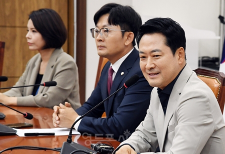 ▲장동혁 대표가 8월 5일 국회에서 현안 긴급 기자간담회를 열고 “대통령의 하명수사, 경찰의 막장 수사를 이제 국민께서 더 이상 용납하지 않을 것”이라고 강조하고 있다.ⓒ영등포시대 