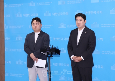 ▲최준영 책임 당원(왼쪽)이 윤민우 중앙윤리위원장의 즉각적인 사퇴 촉구 성명서를 발표한 후 진종오 의원(오른쪽)과 백브리핑을 진행하고 있다. ⓒ영등포시대