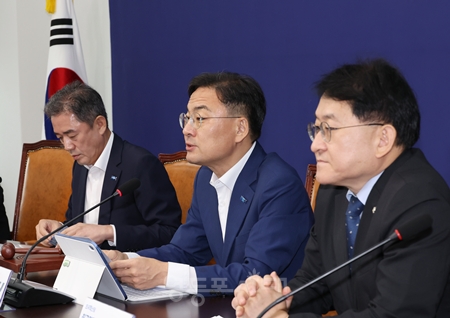 ▲신장식 대표(가운데)가 8월 20일 국회에서 열린 최고위원회의 모두발언에서 “첫 중수청장은 ‘검사 출신’이어서는 안 된다”라고 강조하고 있다. ⓒ영등포시대 