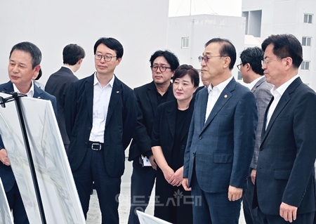 ▲김윤덕 국토부 장관이 신길2지구 김명희 위원장과 사업현장을 찾아 사업추진 현황을 점검하고 있다. ⓒ신길2지구