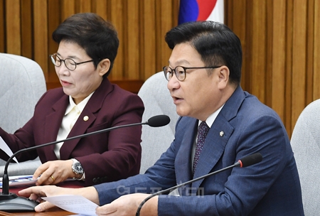 ▲정점식 국민의힘 원내대표(왼쪽)가 6일 국정감사 첫날 검찰이 김재섭 의원을 소환한 검찰을 강하게 비판하고 있다. ⓒ영등포시대