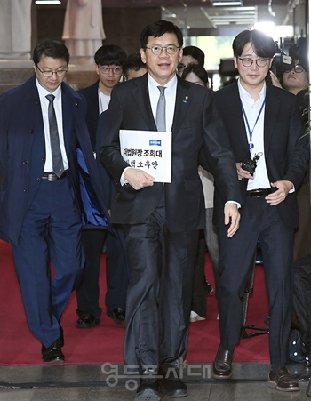 ▲조국혁신당 김준형 원내대표와 의원 일동이 21일 조희대 대법원장 탄핵소추안을 민주당 한병도 원내대표에게 전달하기 위해 원내대표실을 향하고 있다. ⓒ영등포시대